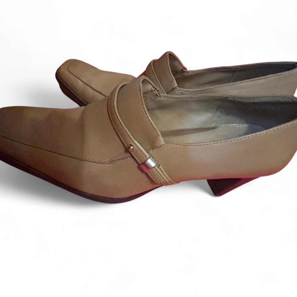 Brown leather heeled shoes